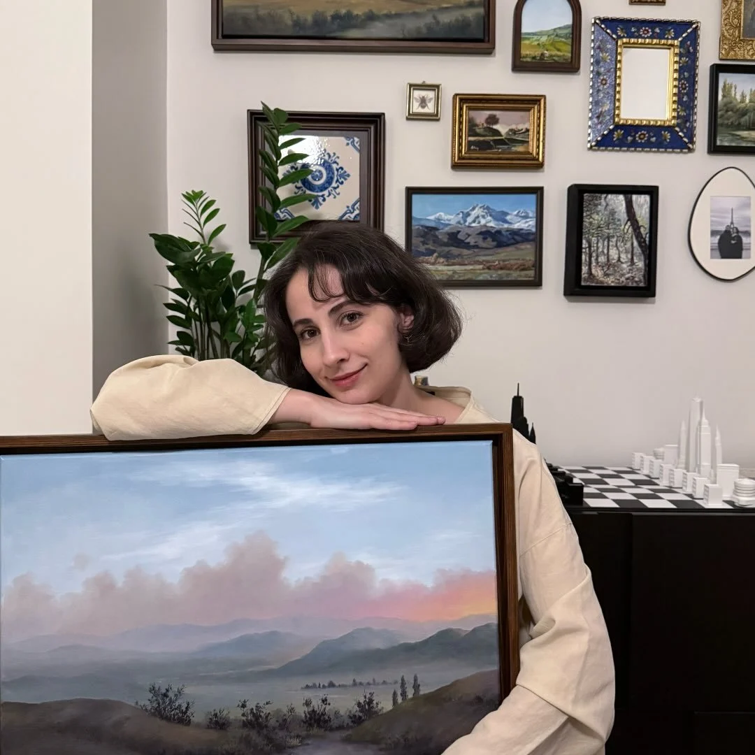 Fatma Eroğlu Artan atölyesinde, bir manzara resmiyle